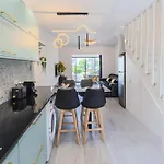 Taheli\'S Modern Townhouse With A Pool