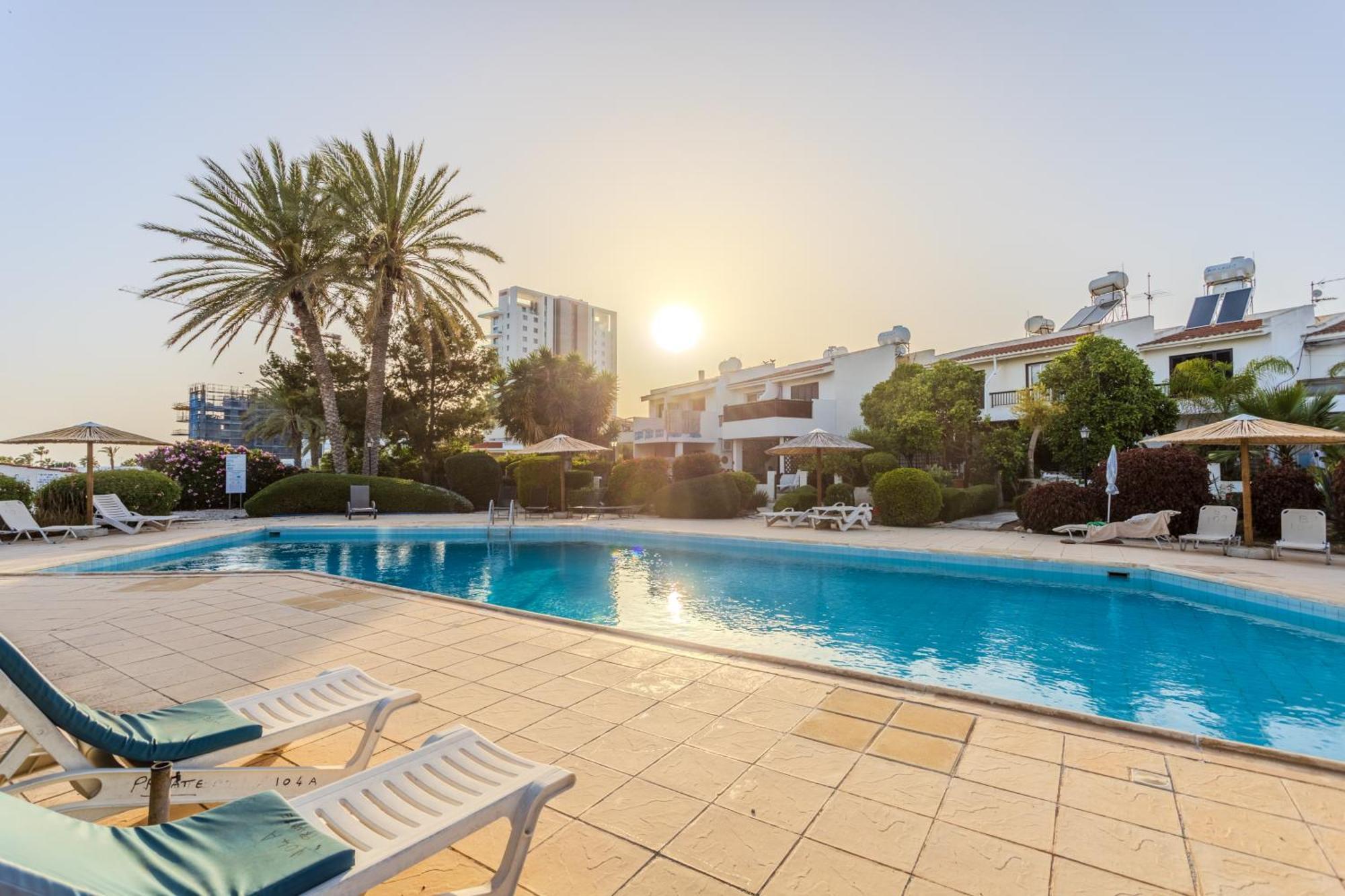 Taheli's Modern Townhouse With A Pool Appartement